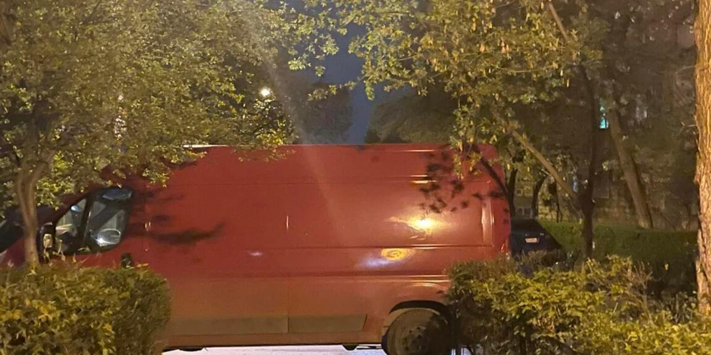 O dubă parcată fix în fața unei scări de bloc face imposibilă atât ieșirea, cât și intrarea în clădire. Așa știe să parcheze un șofer din București