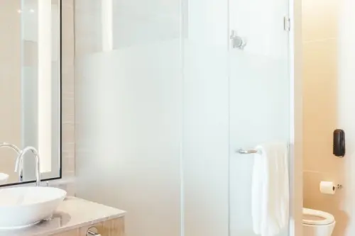 Cabina de duș: eleganță și funcționalitate în spațiile mici