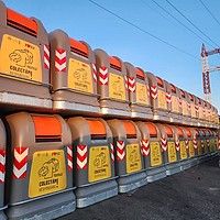 Sute de containere pentru colectarea hainelor vechi, amplasate în Sectorul 3