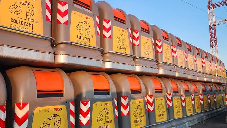 Sute de containere pentru colectarea hainelor vechi, amplasate în Sectorul 3