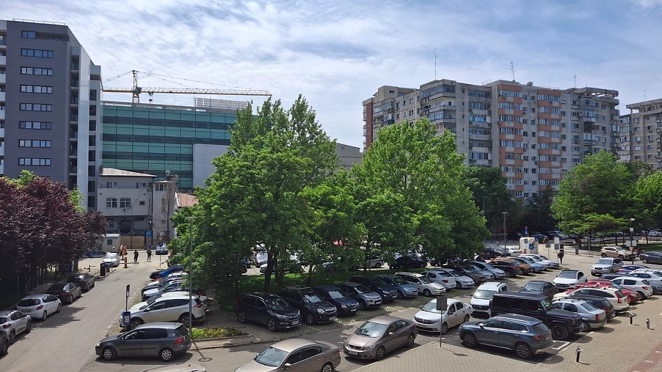 Revoluția parcărilor din Sectorul 2: Rareș Hopincă propune locuri albastre preluate de primărie și parcări supraetajate