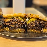 Molf – Deli & Vinutz: O felie de New York în București, cu sandvișuri memorabile și arome îndrăznețe