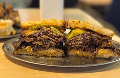 Molf – Deli & Vinutz: O felie de New York în București, cu sandvișuri memorabile și arome îndrăznețe