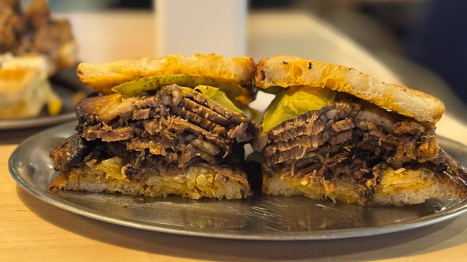 Molf – Deli & Vinutz: O felie de New York în București, cu sandvișuri memorabile și arome îndrăznețe