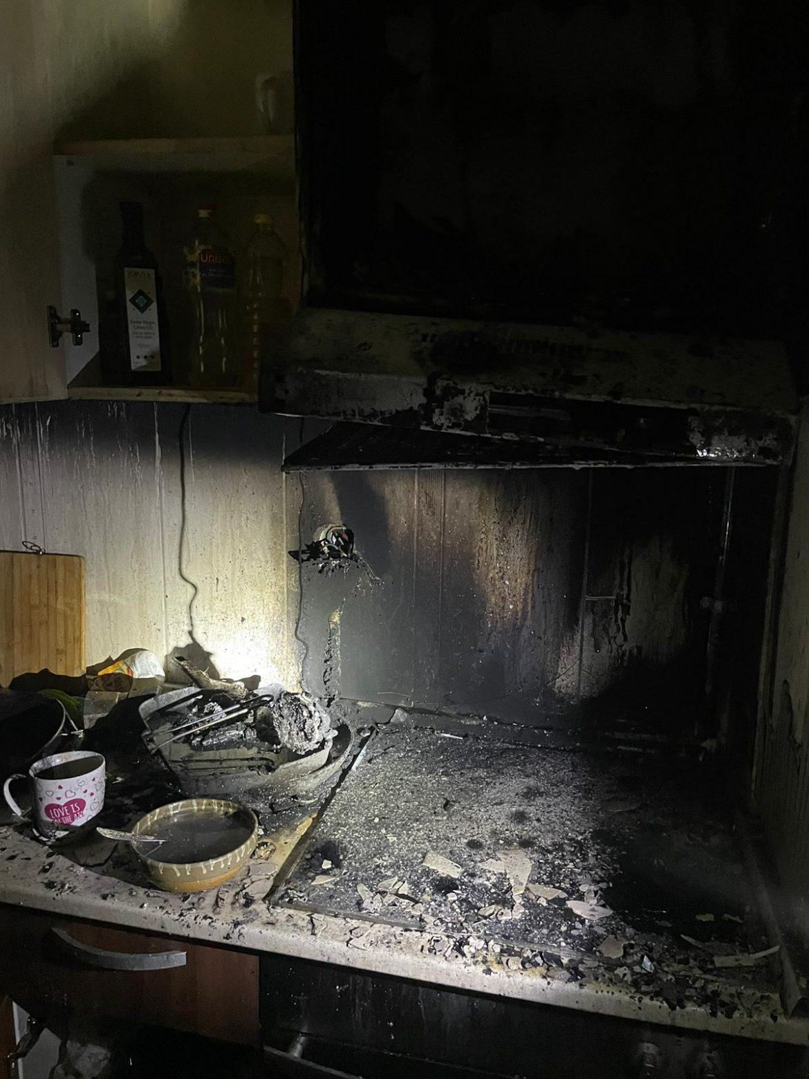 Incendiu noaptea trecută într-un apartament din Cluj-Napoca din cauza unei cratițe cu mâncare uitată pe aragaz