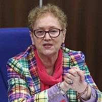 Renate Weber e Avocatul Poporului cu mandat expirat de 18 luni. Are 3 pensii de 5.000€/lună și 2.400€ salariu