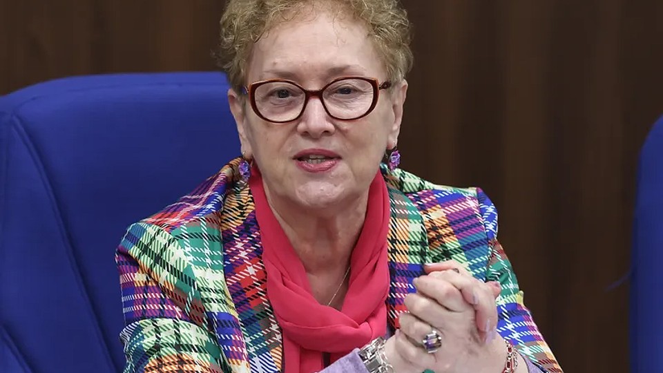 Renate Weber e Avocatul Poporului cu mandat expirat de 18 luni. Are 3 pensii de 5.000€/lună și 2.400€ salariu
