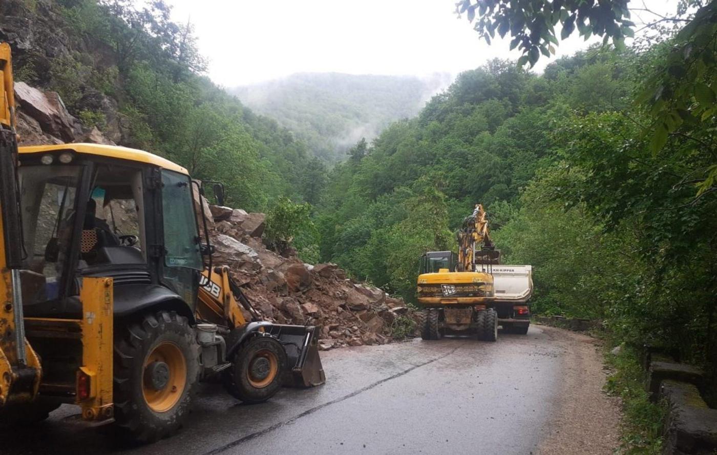 Circulația spre Tarnița a fost blocată, marți, pentru mai multe ore, după ce bucăți de stâncă au căzut pe șosea
