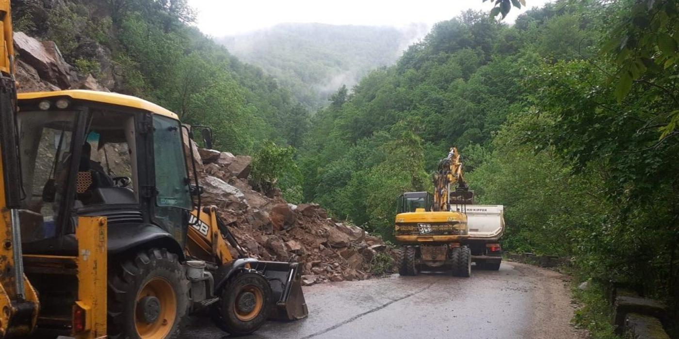 Circulația spre Tarnița a fost blocată, marți, pentru mai multe ore, după ce bucăți de stâncă au căzut pe șosea