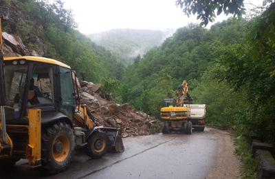Circulația spre Tarnița a fost blocată, marți, pentru mai multe ore, după ce bucăți de stâncă au căzut pe șosea