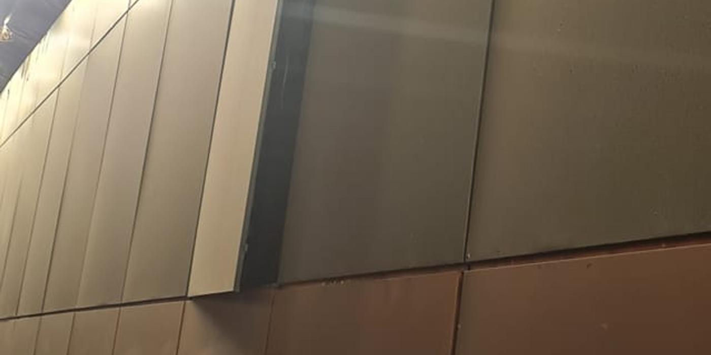 O bucată din Pasajul Obor este la un pas de a provoca un accident