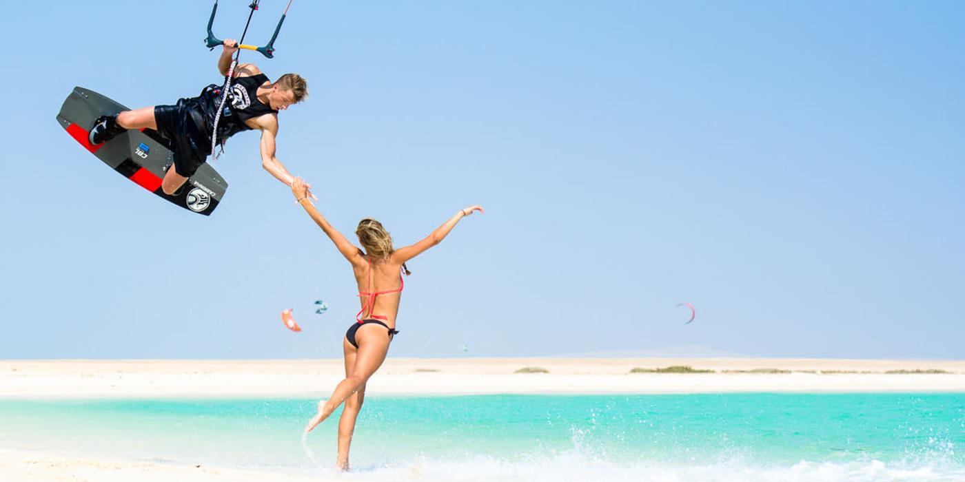 Îți place adrenalina? Atunci încearcă la vară aceste trei sporturi de apă pe care le poți practica pe litoralul românesc!