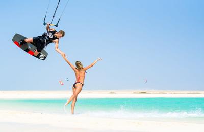 Îți place adrenalina? Atunci încearcă la vară aceste trei sporturi de apă pe care le poți practica pe litoralul românesc!