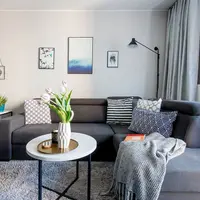 Cum reamenajezi un living modern folosind un buget redus