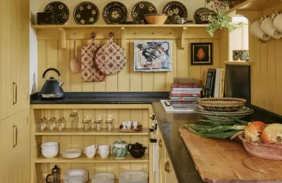 Bucătării galbene 2026: tendințe și idei pentru un spațiu plin de energie