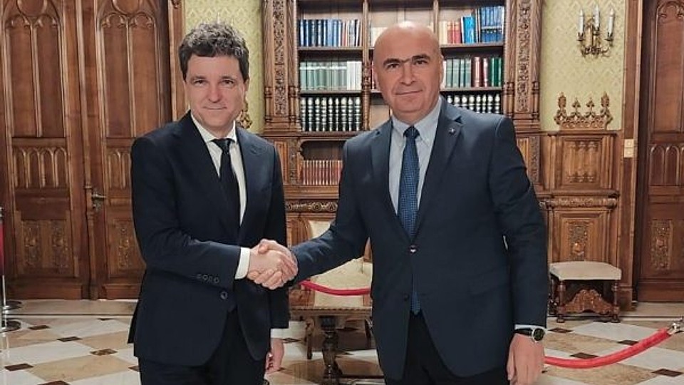 Euro a depășit pragul de 5,1 lei: În spațiul public se acreditează ideea că ar fi din cauza debarcării Guvernului Bolojan | Românii au fost speriați cu aceeași marotă și la alegerile prezidențiale din 2025