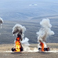 Turcia a testat în premieră un roi de drone de atac. Dronele au „ales” și lovit trei ținte diferite