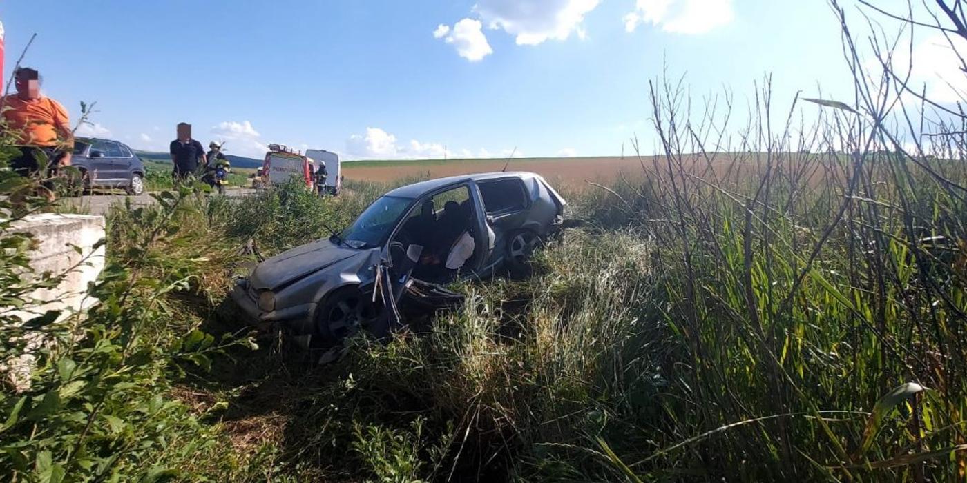 Un tânăr a ajuns la spital, după ce s-a răsturnat cu mașina la ieșire din localitatea Cojocna