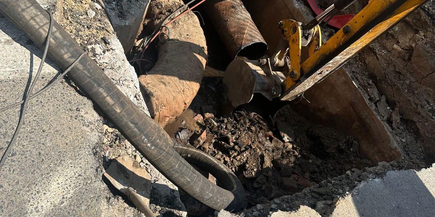 Nicuşor Dan, întrebat despre sutele de blocuri fără apă caldă: Am reuşit să schimbăm mult mai mult din reţeaua principală de termoficare decât reuşeam în anii precedenţi şi eu cred că o să depăşim 50 km anul acesta / Peste vară sunt probleme