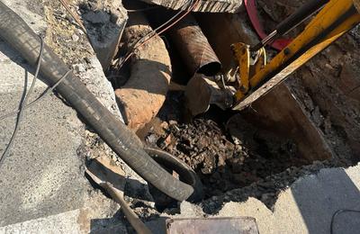 Nicuşor Dan, întrebat despre sutele de blocuri fără apă caldă: Am reuşit să schimbăm mult mai mult din reţeaua principală de termoficare decât reuşeam în anii precedenţi şi eu cred că o să depăşim 50 km anul acesta / Peste vară sunt probleme