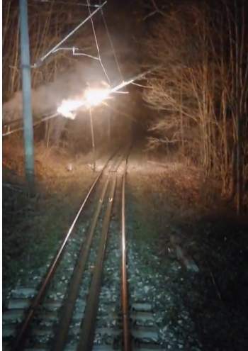 CFR: Circulaţie feroviară oprită temporar între staţiile Lunca Bradului şi Răstoliţa, pentru îndepărtarea unui copac căzut pe firul de contact / Două trenuri oprite în zonă VIDEO