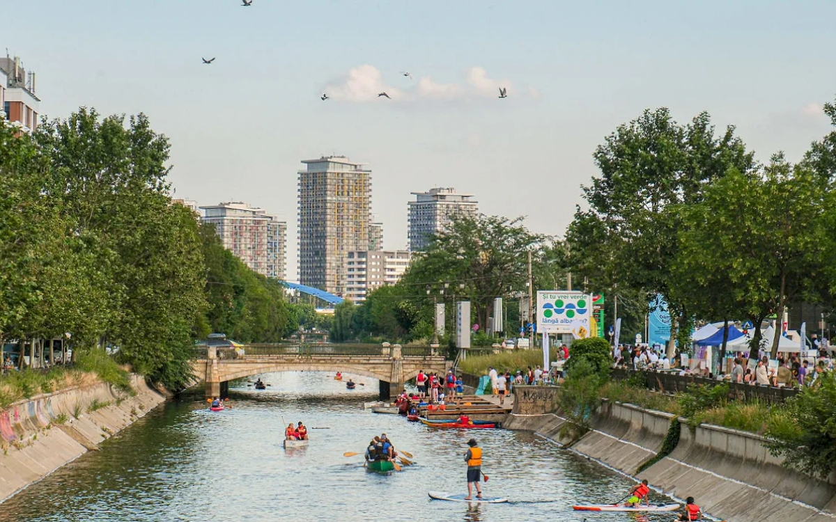 Orașul văzut de pe apă: Începe „Dâmbovița Apă Dulce” cu plimbări gratuite cu caiacul