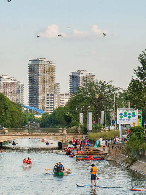 Orașul văzut de pe apă: Începe „Dâmbovița Apă Dulce” cu plimbări gratuite cu caiacul