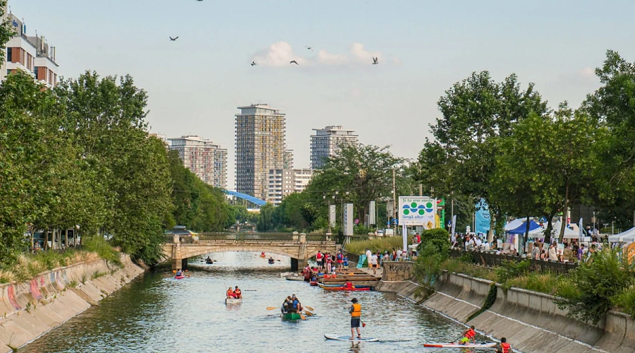 Orașul văzut de pe apă: Începe „Dâmbovița Apă Dulce” cu plimbări gratuite cu caiacul