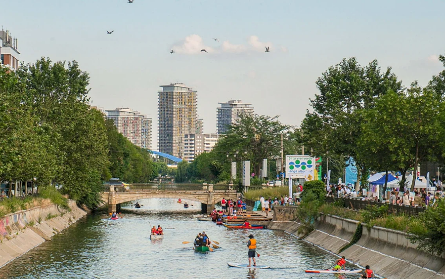 Orașul văzut de pe apă: Începe „Dâmbovița Apă Dulce” cu plimbări gratuite cu caiacul