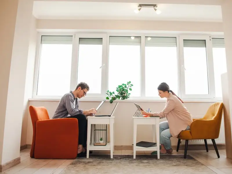 Sfaturi pentru a crea acasă un birou funcțional pentru două persoane