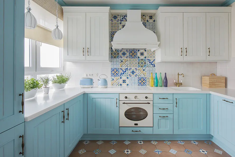 Amenajare impresionanta cu accente de turcoaz pentru un apartament luminos