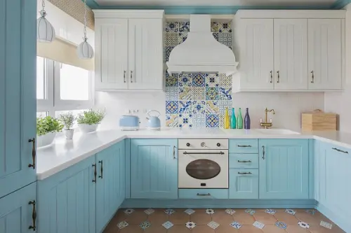 Amenajare impresionanta cu accente de turcoaz pentru un apartament luminos