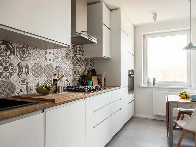 Idei de amenajare pentru o bucatarie lunga si ingusta