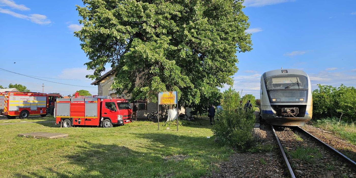 Timiş: Incendiu cu degajări mari de fum la compartimentul motor al unui tren / 60 de persoane s-au autoevacuat