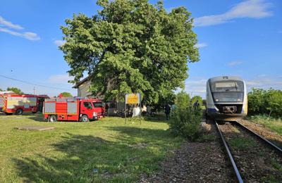 Timiş: Incendiu cu degajări mari de fum la compartimentul motor al unui tren / 60 de persoane s-au autoevacuat
