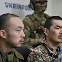 Ucraina i-a adus în fața presei pe chinezii capturați în timp ce luptau pentru ruși. Ce au declarat cei doi și reacția Beijingului