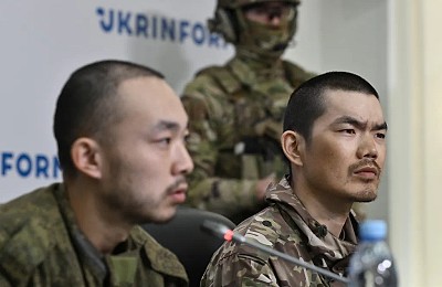 Ucraina i-a adus în fața presei pe chinezii capturați în timp ce luptau pentru ruși. Ce au declarat cei doi și reacția Beijingului