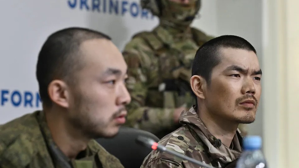 Ucraina i-a adus în fața presei pe chinezii capturați în timp ce luptau pentru ruși. Ce au declarat cei doi și reacția Beijingului