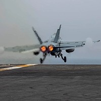 Portavionul USS Abraham Lincoln al armatei americane a doborât o dronă iraniană Shahed care se apropia „agresiv” / Incident separat, cu un petrolier hărțuit de IRGC