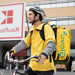 Zile dedicate curierilor pe bicicletă în Parcul Herăstrău. Service gratuit, butoane de alarmă și dezbateri despre siguranța în trafic