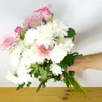 Cum sa aranjezi un buchet de flori intr-o vaza larga