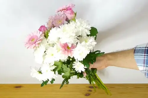 Cum sa aranjezi un buchet de flori intr-o vaza larga