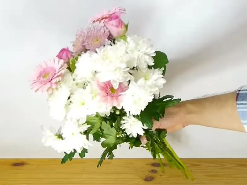 Cum sa aranjezi un buchet de flori intr-o vaza larga