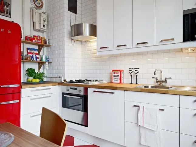 Simplitate scandinava intr-o amenajare cu accente de rosu