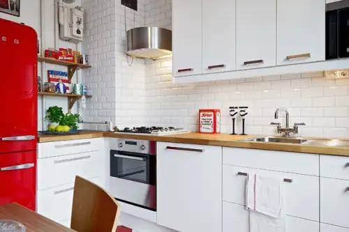 Simplitate scandinava intr-o amenajare cu accente de rosu