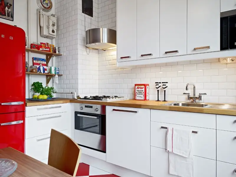 Simplitate scandinava intr-o amenajare cu accente de rosu