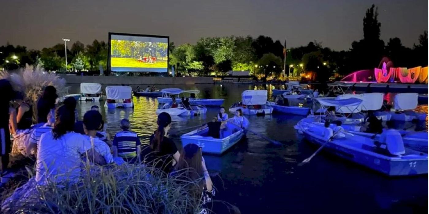 Până pe 20 august, oamenii care merg în Parcul Drumul Taberei pot vedea filme în timp ce se plimbă cu barca pe lac
