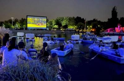 Până pe 20 august, oamenii care merg în Parcul Drumul Taberei pot vedea filme în timp ce se plimbă cu barca pe lac
