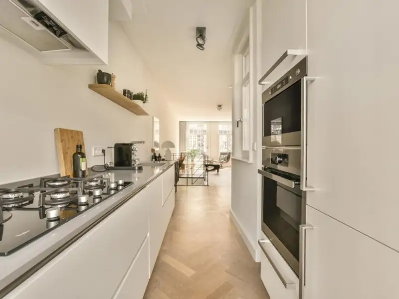 Soluții utile pentru crearea de spațiu într-o bucătărie îngustă și lungă