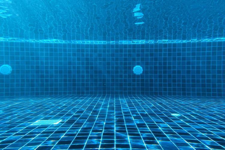 Un bărbat din Huedin a fost găsit mort lângă piscina gonflabilă din curtea sa
